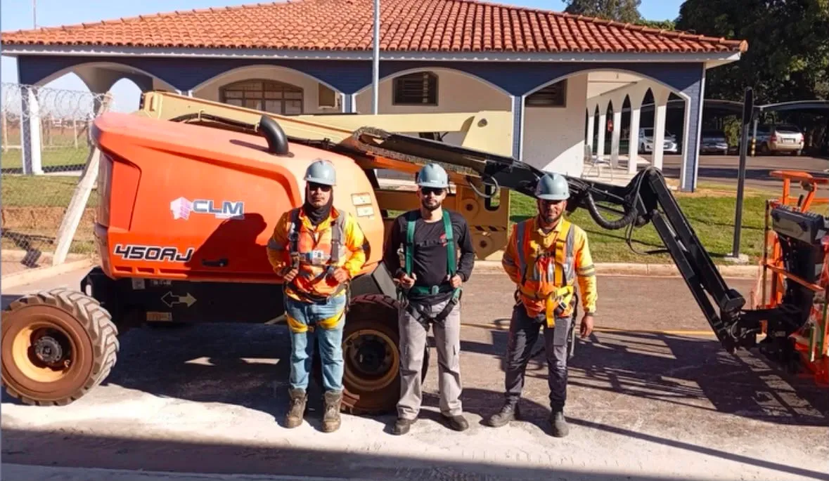 Instrução em plataforma articulada JLG 450AJ na sede CLM