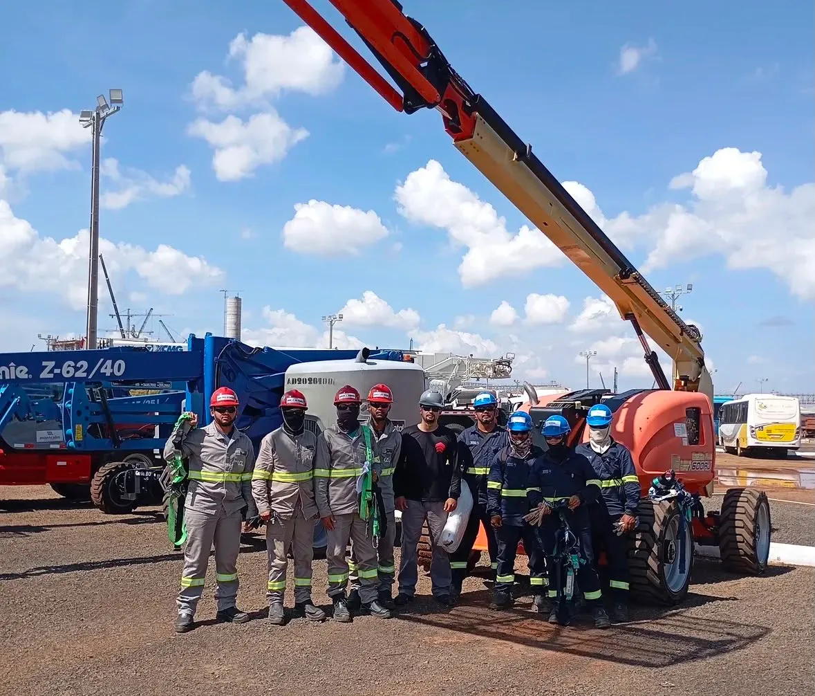 Turma no pátio com plataformas Genie e JLG