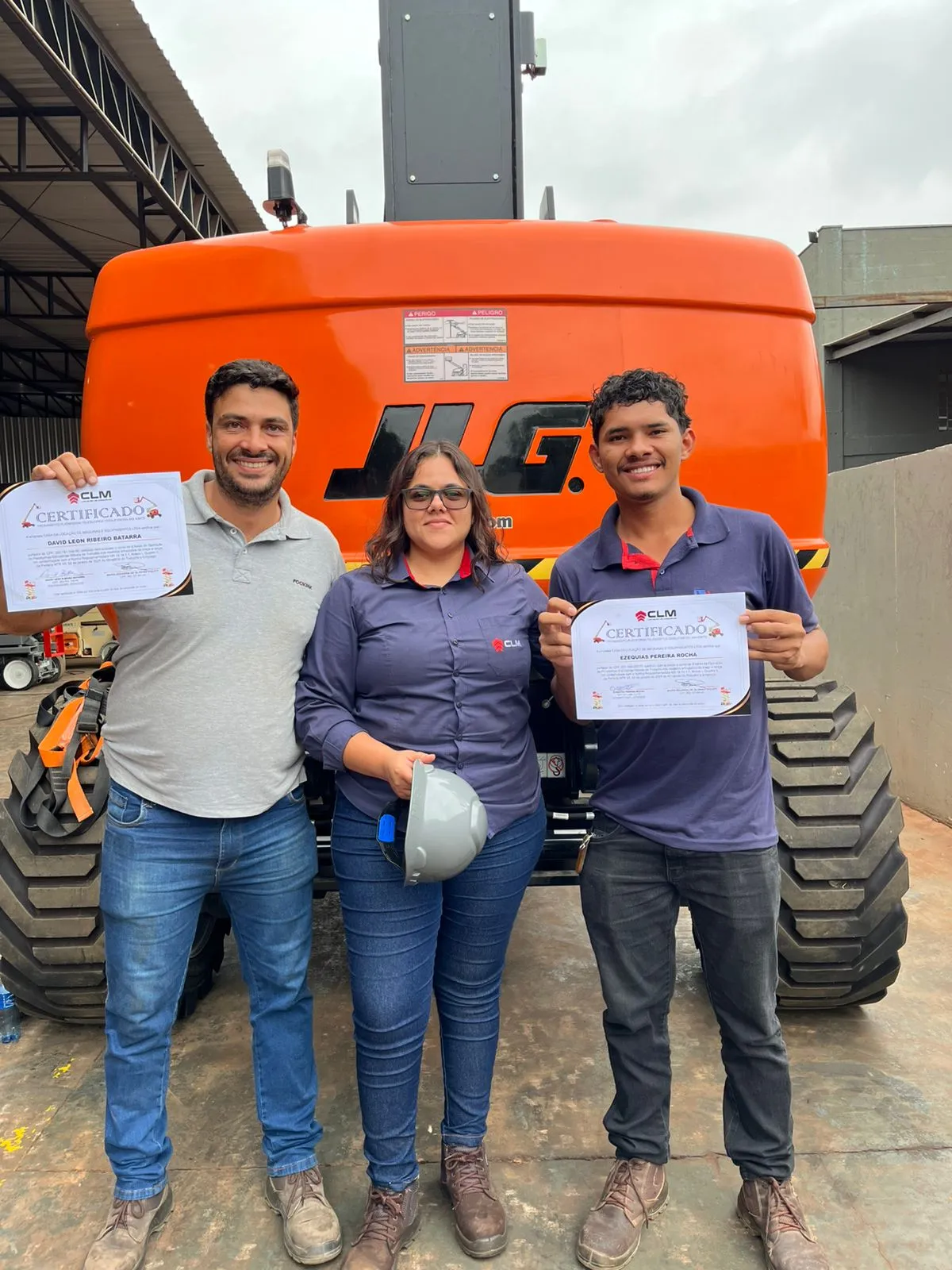 Operadores certificados ao lado de plataforma JLG