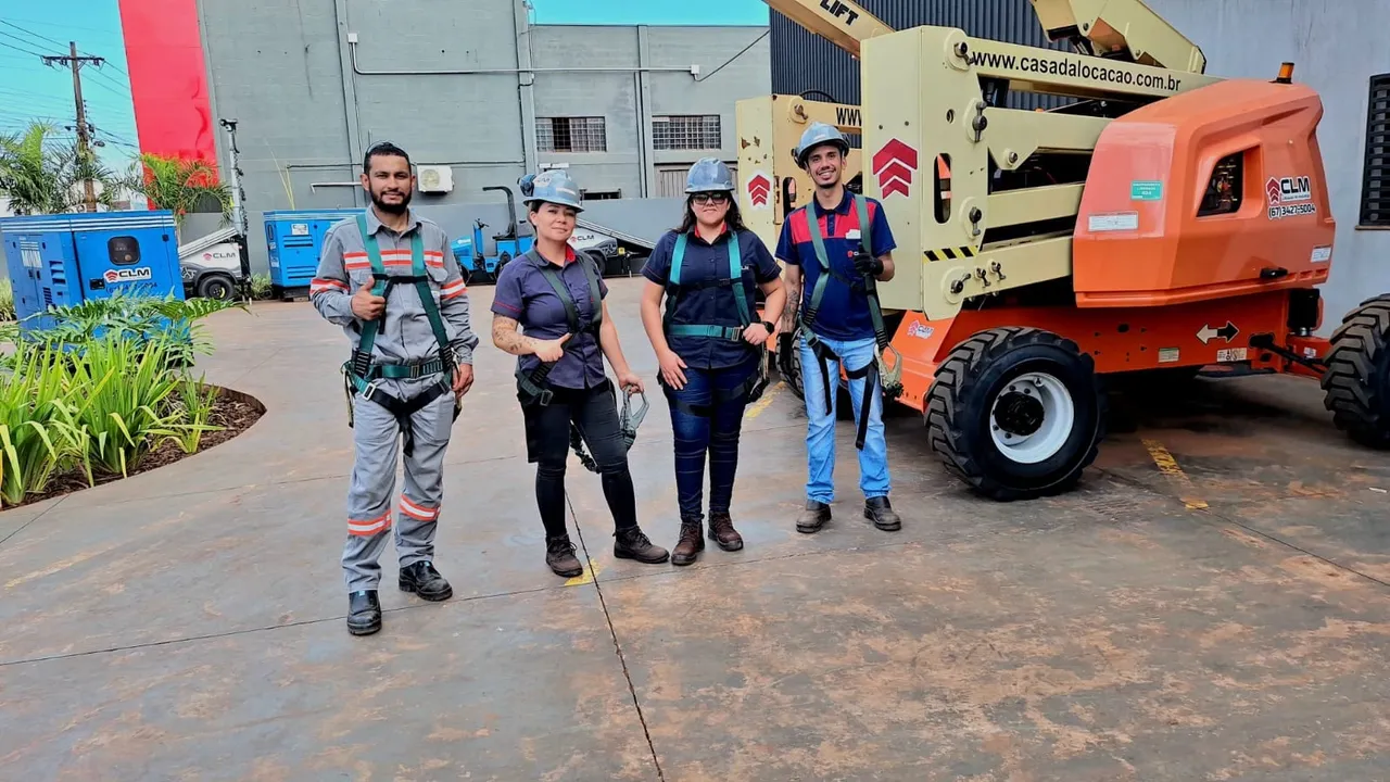 Operadores treinados com EPI completo na sede CLM